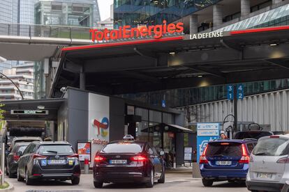 Colas en una gasolinera de TotalEnergies en París, Francia.