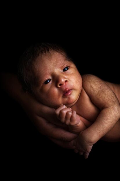 Liam Arron Cóndor Anchaya. Perú. <p> Aparece junto a su madre en el centro de salud en el distrito de Yaurisque, provincia de Paruro, Perú, el pasado 10 de febrero, con sólo 14 días.</p> <p>En Yaurisque, una provincia de la región del Cuzco con una población de alrededor de 3.000 personas, las tasas de mortalidad neonatal han mejorado significativamente, de 38 muertes por cada 1.000 nacidos vivos en 2000 a ocho por 1.000 en 2017. Sin embargo, a pesar de los avances, la tasa regional (12 de cada 1.000 nacidos vivos) sigue por encima del promedio nacional (de 10 de cada 1.000).</p>
