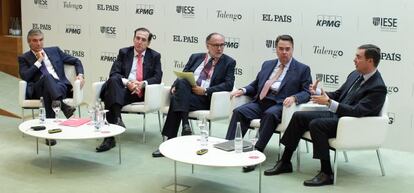 De izquierda a derecha: Francisco Reyn&eacute;s, consejero delegado de Abertis; Antonio Huertas, presidente de Mapfre; Javier Ayuso (&rsquo;El Pa&iacute;s&rsquo;) Antonio Llard&eacute;n, presidente de Enag&aacute;s y Jos&eacute; Sevilla, consejero delegado de Bankia. 