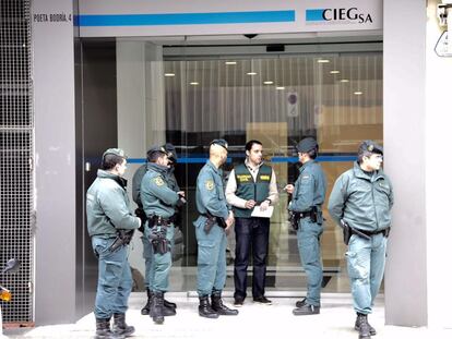 La Guardia Civil durante los registros en Ciegsa. 