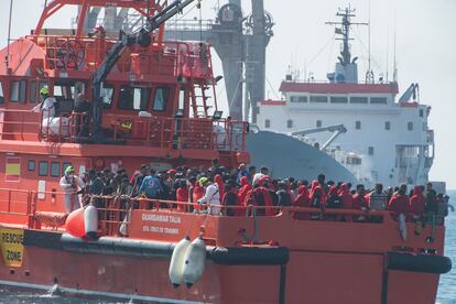 Salvamento Marítimo ha trasladado este lunes a Puerto del Rosario (Fuerteventura) a 180 inmigrantes rescatados de tres pateras y neumáticas localizadas al este de Lanzarote.