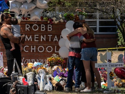 Varias personas visitaban el jueves el pequeño homenaje que se ha montado tras el tiroteo del martes en la Escuela Primaria Robb en Uvalde, Texas.