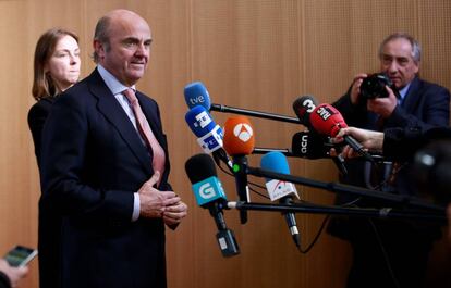 El ministro de Econom&iacute;a, Luis de Guindos, atiende a los medios en Bruselas tras su designaci&oacute;n como vicepresidente del BCE.