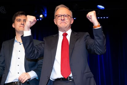 Anthony Albanese celebraba con un gesto su victoria electoral, al comparecer ante sus seguidores en Sídney, el pasado sábado.