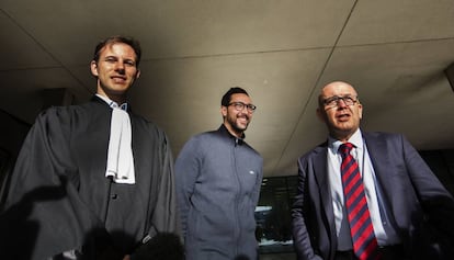 Desde la izquierda: el abogado Simon Bekaert, el rapero Valtònyc y el abogado Gonzalo Boye, a la salida del tribunal de Gante, este lunes.