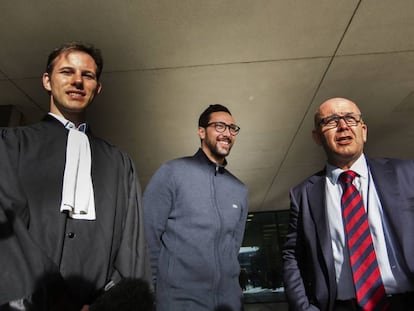 Desde la izquierda: el abogado Simon Bekaert, el rapero Valtònyc y el abogado Gonzalo Boye, a la salida del tribunal de Gante, este lunes.