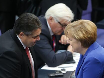 Merkel e Sigmar Gabriel, líder do SPD, em outubro em Berlim.