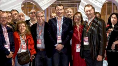 Tomás Gómez, en el centro, con alcaldes y simpatizantes en la convención municipal del PSOE en Sevilla.