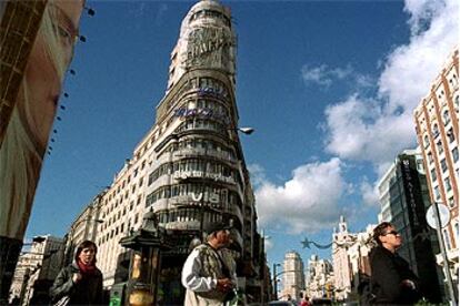 El edificio Capitol, en la Gran Vía, 41, ejemplo del mejor racionalismo expresionista madrileño, fue construido en 1931 por Luis Martínez Feduchi y Vicente Eced. Al fondo a la derecha, la Torre de Madrid.