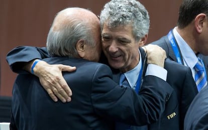 Joseph Blatter abraça Ángel María Villar Llona, al congrés de la FIFA divendres passat a Zuric.