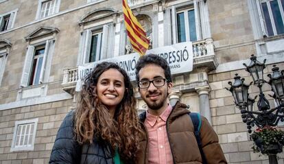 Safia el Aaddam i Ahmed Nasser el Alzoui davant de la Generalitat el 2019, quan va néixer la plataforma #votarésundret.
