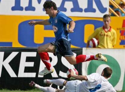 El jugador griego del Atlético de Madrid, Georgios Seitaridis, lucha por el balón con Laszlo Sepsi, del Gloria Bistrita