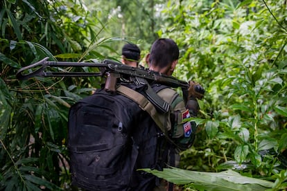 Las tropas de las fuerzas demócratas cruzan la jungla para esconderse de la aviación birmana.