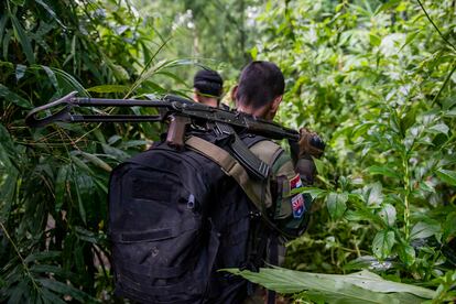 Las tropas de las fuerzas demócratas cruzan la jungla para esconderse de la aviación birmana.