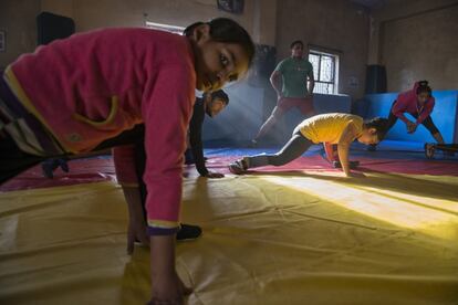 Entrenamiento vespertino del equipo de Delhi en un 'akhara' moderno, equipado con el tatami plástico que se utiliza en competiciones de lucha libre y lucha grecorromana.