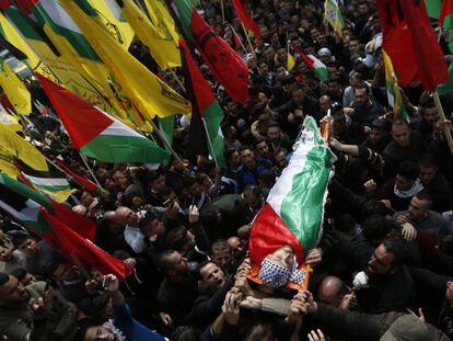 Cientos de palestinos marchan en el funeral de Khalid al-Tayeh, de 22 años de edad, que fue asesinado en un enfrentamiento con las fuerzas de seguridad israelíes en la ciudad de Nablus, en el norte de Cisjordania.