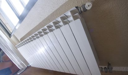 Un radiador de agua, calefacci&oacute;n central, en una vivienda.