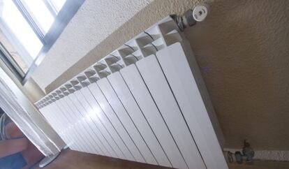 Un radiador de agua, calefacción central, en una vivienda.