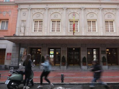 Fachada de el Teatro de la Zarzuela en la calle Jovellanos 4 en Madrid 