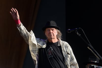 Neil Young, durante un concierto en Londres en 2019.