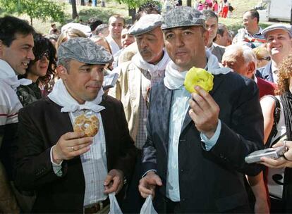 Decenas de miles de madrileños y foráneos han celebrado hoy en la pradera de San Isidro el día del patrón madrileño, al igual que los candidatos de PP, PSOE e IU a la Presidencia de la Comunidad y al Ayuntamiento. Aguirre, Gallardón, Simancas, Sebastián, Sabanés y Pérez no han dudado, en plena campaña electoral, en vestirse de chulapos, degustar las rosquillas del santo y hasta bailar chotis.