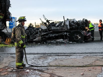 Una bombero junto a un camión calcinado en la carretera Celaya-Juventino Rosas, en Guanajuato, el 7 de enero de 2024.