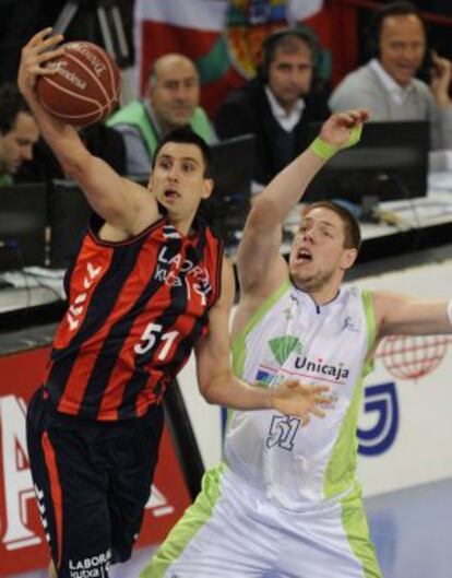 Bjelica intenta controlar el balón ante la oposición de Štimac.