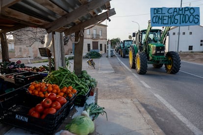 Una fila de tractores atraviesan la localidad de la Moncada para evitar las retenciones en la A-7  y poder unirse a las protestas de agricultores en la A-3 en Valencia, el 8 de febrero. 
