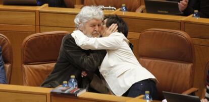 Xosé Manuel Beiras y Yolanda Díaz se abrazan durante un debate parlamentario