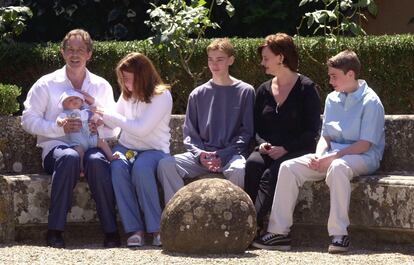 En agosto de 2000, el primer ministro Tony Blair posa con su hijo Leo en brazos, sus hijos Kathryn, Euan, y su esposa Cherie en la Toscana, en Italia.