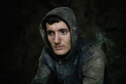 Aldo Murrja, 20 años, es uno de los mineros más jóvenes de Bulqizë. Los jóvenes de la ciudad se ven obligados a trabajar en las minas o a probar suerte emigrando a otros países europeos. 

 