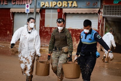 Tres personas participan este jueves en las tareas de limpieza en Paiporta.