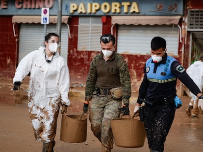 Tres personas participan este jueves en las tareas de limpieza en Paiporta.