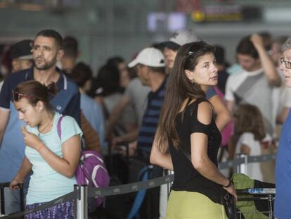 Grupo de pasajeros en el aeropuerto de El Prat de Barcelona.