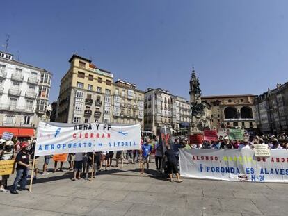 Protestas de los trabajadores de Foronda por el cierre de la instalación aeroportuaria.