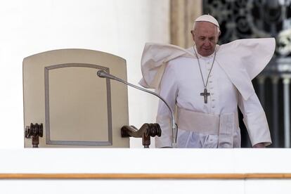 El papa Francisco llega para su audiencia general de los miércoles en la Plaza de San Pedro, en el Vaticano.