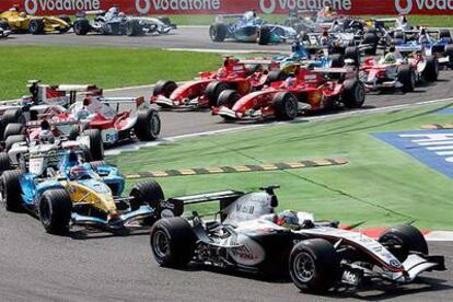 Montoya y Alonso encabezan el pelotón tras las dos primeras curvas del circuito de Monza.