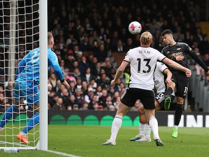 Gabriel Martinelli marca el segundo gol del Arsenal en el partido de la Premier League contra el Fulham, en Londres este domingo.