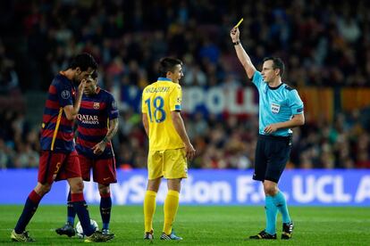 Árbitro Istvan Vad saca tarjeta amarilla al jugador del BATE Dmitri Mozolevsky por una falta sobre Sergio Busquets de Barcelona.
