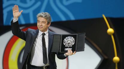 Ricardo Darín recibe la Concha de Plata en 2015 por su papel en 'Truman'.