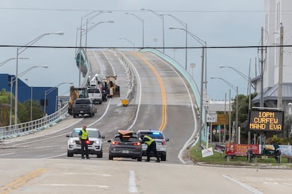 Un ayudante del sheriff del condado de Lee auxilia esta mañana en las labores de evacuación en Fort Myers Beach.