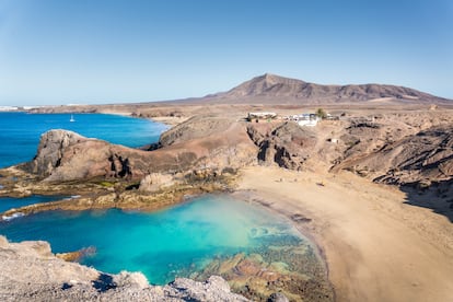 Papagayo (Lanzarote). No es una sino varias: un conjunto de playas de arenas doradas rodeadas de grandiosos acantila­dos calcinados por el sol. Se encuentra en el sur de la isla de Lanzarote, a los pies del monumento natural de Los Ajaches. Lo que hace especiales a estas playas del Papagayo es su estado natural: siete kilómetros de arenas doradas vírgenes, entre Playa Blanca y Punta del Papagayo, a resguardo de los vientos alisios y bañadas por aguas tranquilas, absolutamente fotogé­nicas. Desde aquí se avistan la vecina isla de Fuerte­ventura y el islote de Lobos, formando un horizonte abru­mador que invita a dejarse lle­var por los sueños del viento. La más popular de todas las playas es la que da nombre al lugar, con forma de herradura y arena dorada. Pero hay otras playas del Papagayo, como la de Mujeres, la de la Cera, la del Pozo y la caleta del Congrio. Y todavía quedan los pequeñísimos caletones del Cobre o San Marcial.