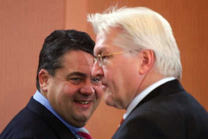 Frank-Walter Steinmeier, de espaldas, y Sigmar Gabriel, actual presidente del SPD.