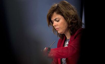 La vicepresidenta Soraya Saenz de Santamaria en un momento de la conferencia de prensa tras el Consejo de Ministros