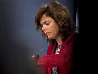 La vicepresidenta Soraya Saenz de Santamaria en un momento de la conferencia de prensa tras el Consejo de Ministros