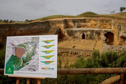 Panel explicativo de las más de 240 estructuras funerarias halladas ante la tumba de Servilia en la Necrópolis romana de Carmona (Sevilla).