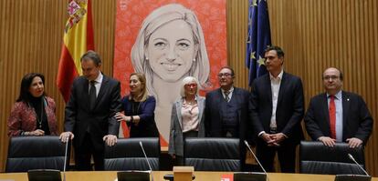 José Luis Rodríguez Zapatero, Margarita Robles, Ana Pastor, Miquel Iceta y los padres de Carme Chacón durante el homenaje a la exministra en el Congreso.