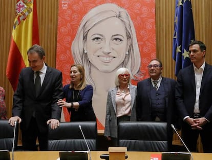 José Luis Rodríguez Zapatero, Margarita Robles, Ana Pastor, Miquel Iceta y los padres de Carme Chacón durante el homenaje a la exministra en el Congreso.