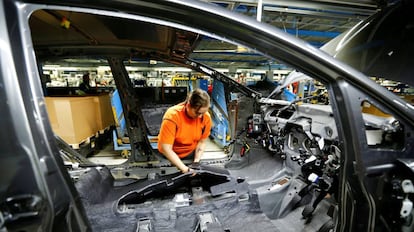Trabajadora en la planta de Ford en Colonia.
