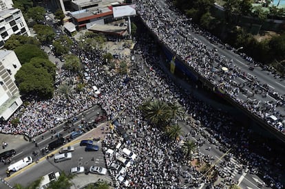 Vista aérea de una de las principales calles de Caracas durante la manifestación contra Maduro.